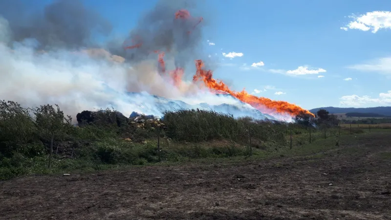 V Rožmitále pod Třemšínem na Příbramsku vzplála hromada štěpky