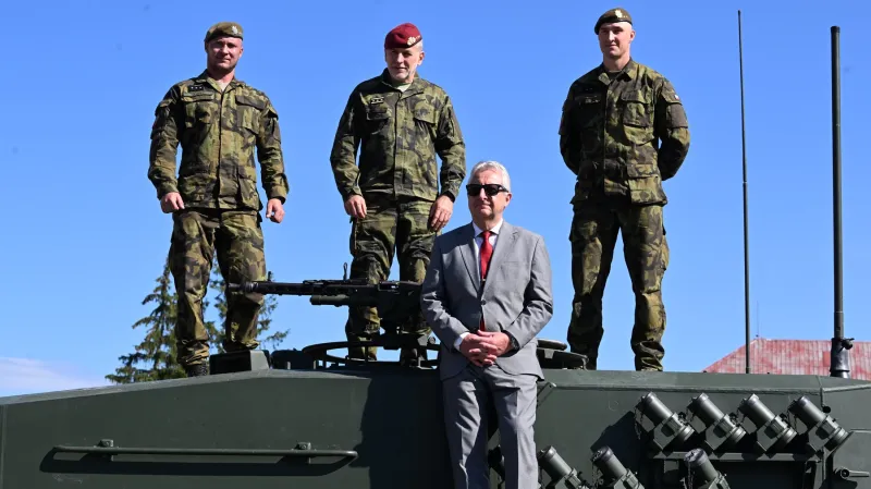 Ministr obrany Jaromír Zůna (za SPD) v obleku uprostřed na oficiálním převzetí tanku Leopard 2 A4
