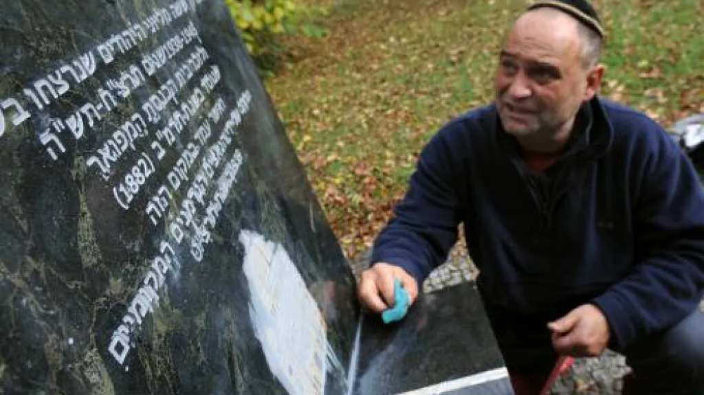 Zneuctěný pomník obětem holocaustu