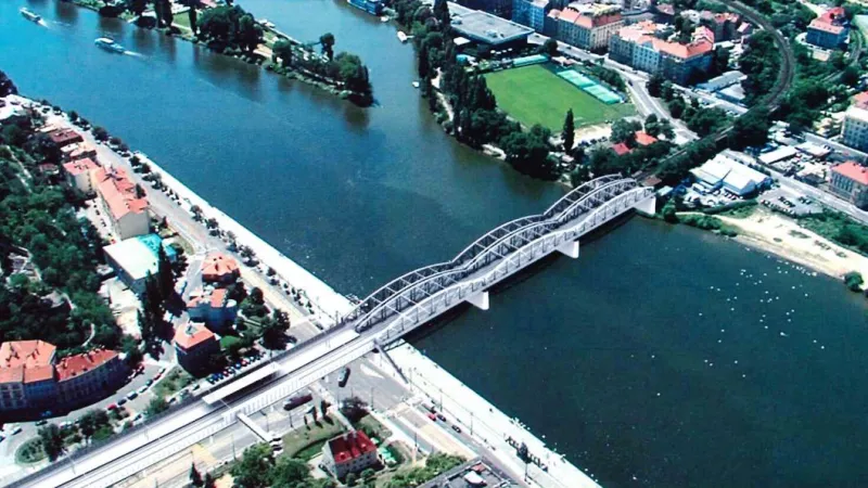 Původní plán z roku 2013 počítal s výstavbou druhého železničního mostu vedle stávajícího a novou zastávkou na Výtoni