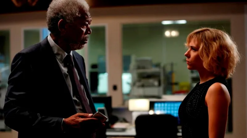Morgan Freeman a Scarlett Johansson / Lucy