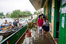 Počty s vodou po kotníky. Filipínští žáci se po dvou letech vrátili do lavic, povodním navzdory