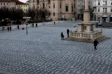 Rok od první oběti covidu-19. Českem zněly zvony, Staroměstské náměstí pokrylo 25 tisíc křížů