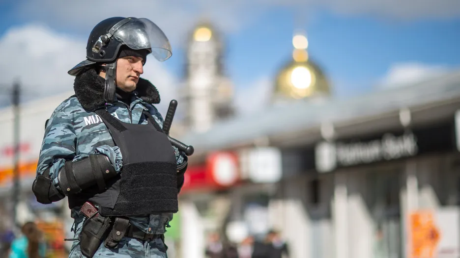 Policisté v ulicích Simferopolu