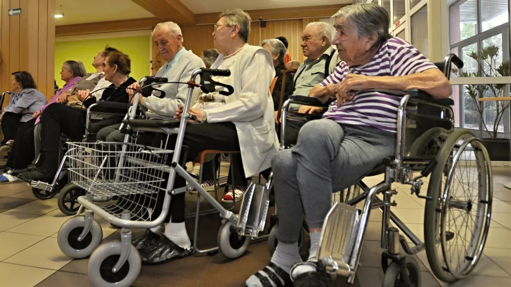 Obyvatelé domova důchodců v Mirošově v Plzeňském kraji