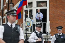 Švédové se konečně dostali k Assangeovi. V Londýně začali s výslechem 