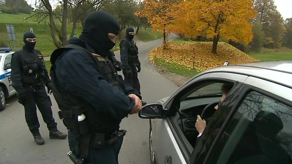 Policisté hlídají okolí Hotelu Lázně Kostelec