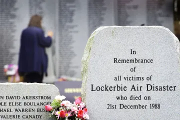 30 let od útoku nad Lockerbie. Spekulace o vině neukončila ani odpovědnost přijatá Libyí