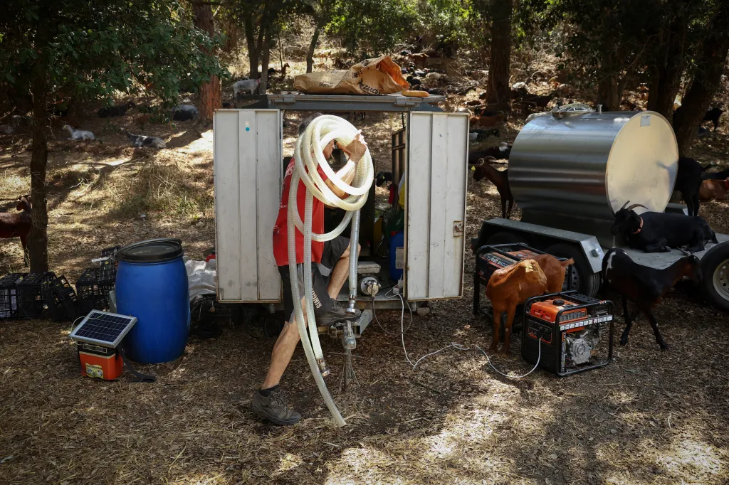 Většina příjmů z prodeje mléka a od obcí, které platí za program prevence lesních požárů, se vynakládá na pořízení lepšího vybavení