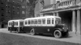 V pražské autobusové dopravě bývaly také používány autobusové vleky. V letech 1927-1932 byly zařazovány na linky B, H a M. Jako tažná vozidla byly upravovány hlavně autobusy Praga NO (na snímku).