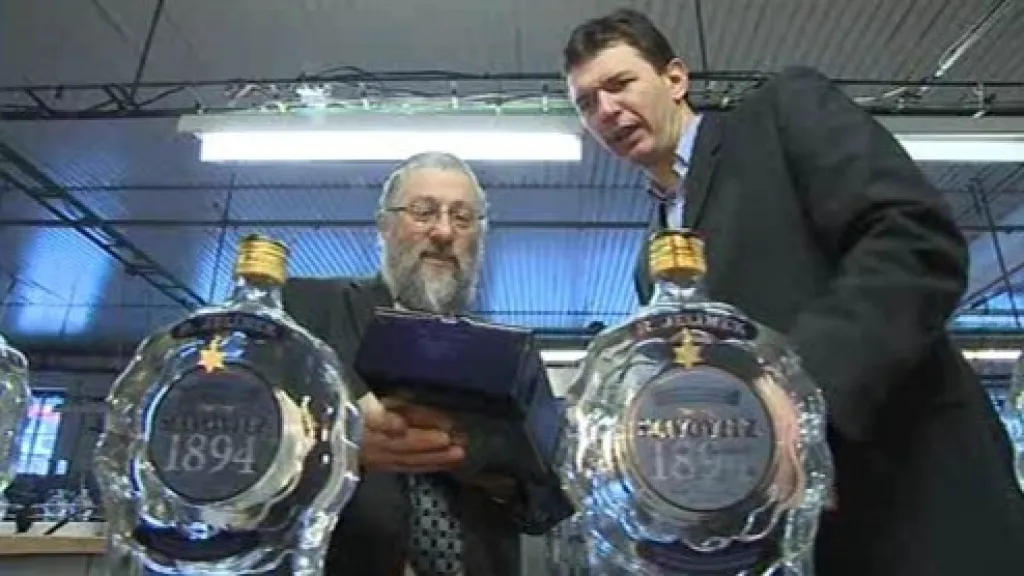 Na stáčení slivovice dohlíží rabín Abraham Schwarz