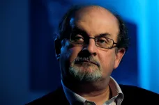 Spisovatel Rushdie je na přístrojích a nemůže mluvit. Motiv útoku proti němu stále není znám