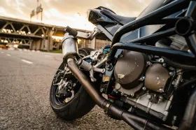 Motorkáři patří na silnicích k nejzranitelnějším. Jak vážným nehodám předcházet?