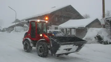 Odstraňování sněhu u obce Schaftlach