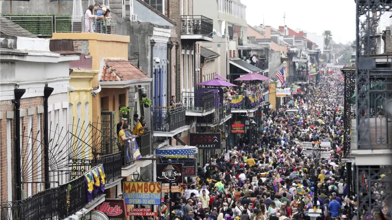 Rok, který vše změnil. Davy v Bourbon Street v New Orleans v únoru 2020 v kontrastu s prázdnou ulicí v únoru 2021