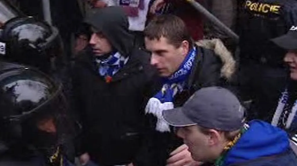 Fanoušci Baníku ve při s policistou