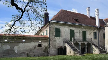 Zchátralý zámek v Uherčicích