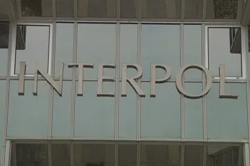 Stovky Čechů na útěku hledá Interpol. Organizace spojuje policejní databáze