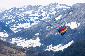 Nad Švýcarskými Alpami létaly stovky balonů