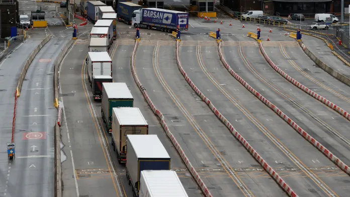 Kolona kamionů čeká v Doveru na celní kontrolu