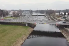 Dřevěný chodník na dlouhém mostě v Českých Budějovicích čeká generální oprava