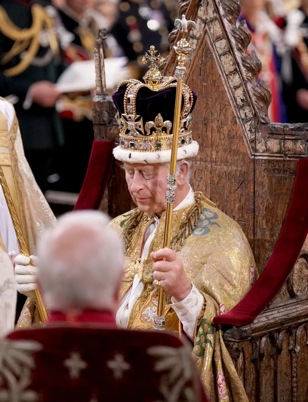 Král Karel III. na korunovačním trůnu
