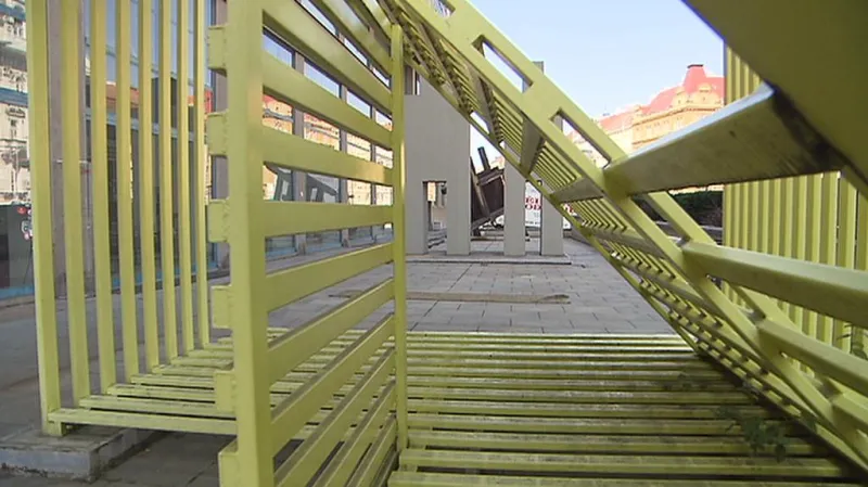 Stěhování soch od Veletržního paláce