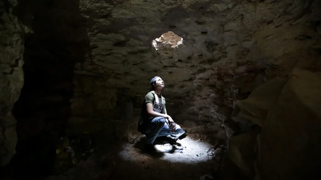 Muž se ukrývá v podzemní jeskyni v Idlibu