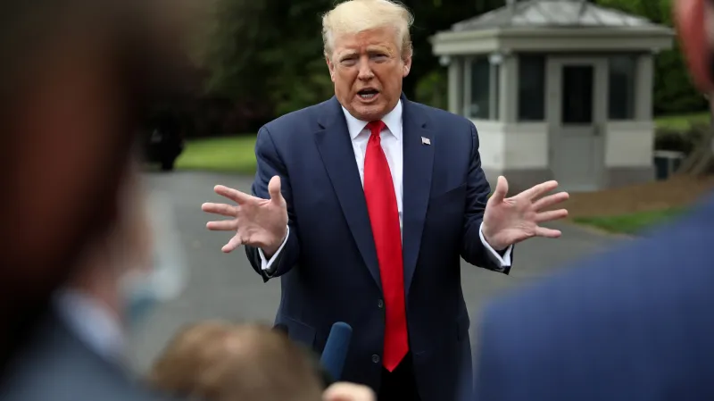 Donald Trump odpovídá na otázky novinářů