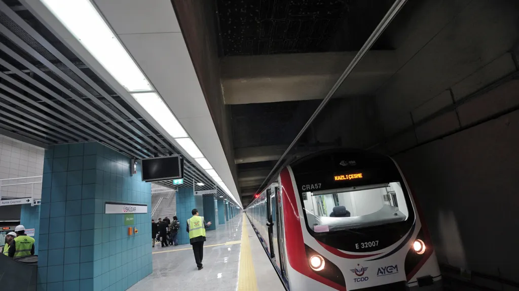 Pod Bosporem otevřeli železniční tunel
