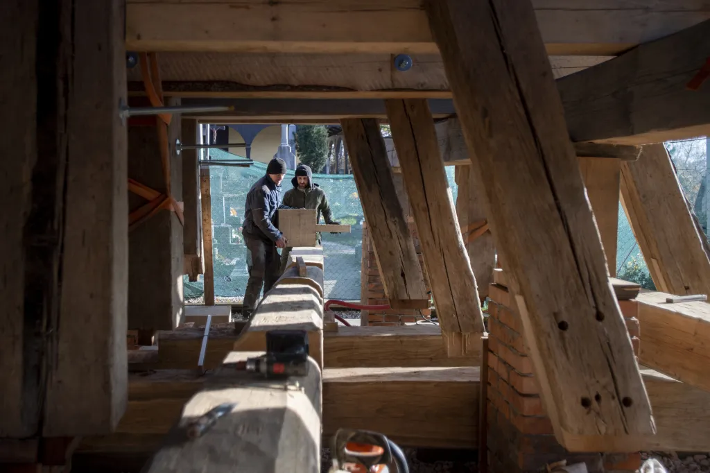 Oprava památkově chráněné dřevěné zvonice u kostela svatého Jana Křtitele ze 16. století v královéhradecké čtvrti Nový Hradec Králové