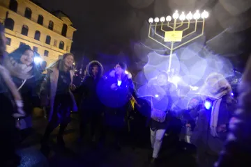 V Praze svítí obří chanukija: Vzpomínalo se na oběti berlínského útoku 