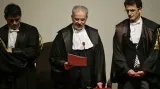 Soudce Giovanni Pugliatti čte rozsudek nad kapitánem Schettinem