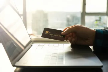 Policie navrhla obžalovat dvacet lidí v případu falešných telefonických bankéřů