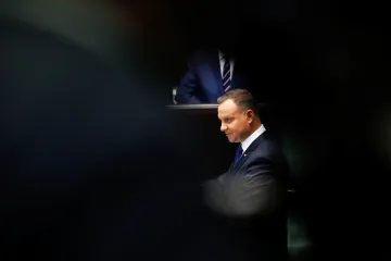 Duda drobně ustoupil. Ženy chce nutit k donošení dítěte, jen pokud nehrozí smrt hned po porodu