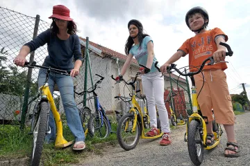 Češi propadli koloběžkám: jsou levnější a skladné
