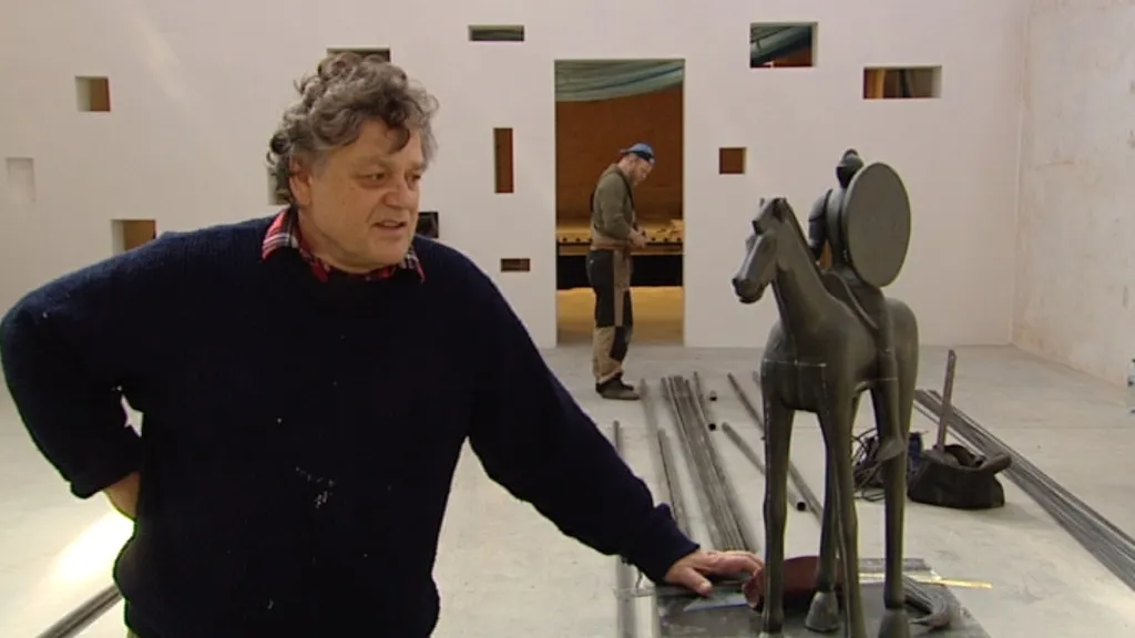 Sochař Jaroslav Róna s modelem Jošta v měřítku 1:10