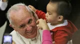 František přijal děti z vatikánské charity Santa Maria