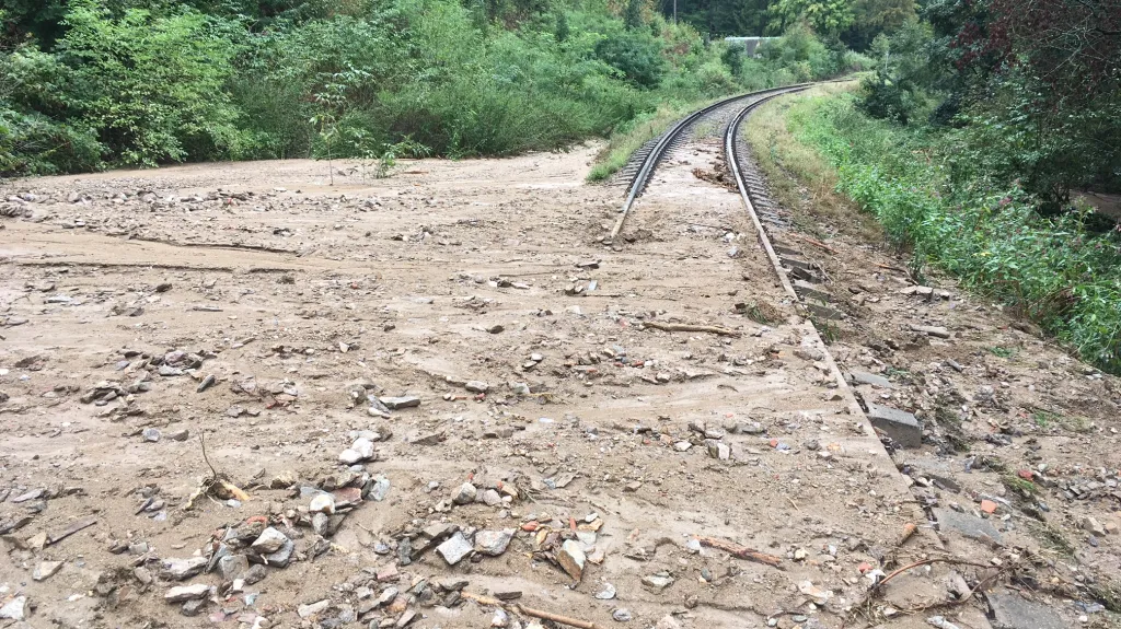 Sesuv půdy poničil železniční trať