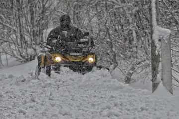 Na horách nasněží do pátku až 25 centimetrů, mokrý sníh může lámat stromy a působit výpadky proudu