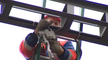 Dělník při práci na rekonstrukci břeclavského nádraží