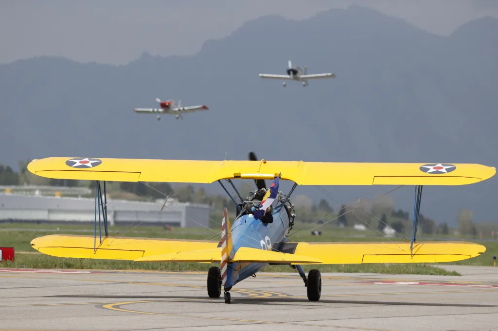 Piloti z Colorada věnují prostředky z letecké exhibice na podporu státu Colorado v souvislosti s bojem proti nemoci Covid-19