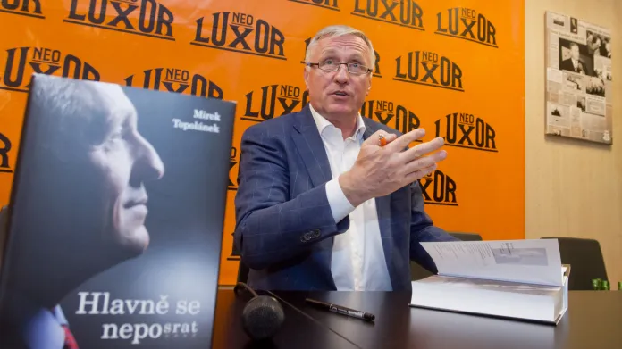 Mirek Topolánek podepisuje svou knihu (19. 5. 2016)