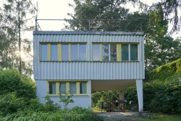 Chaty navrhovali i známí architekti, lidé je pak napodobovali