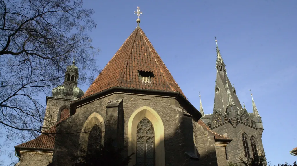 Jindřišská věž (vpravo) a kostel sv. Jindřicha