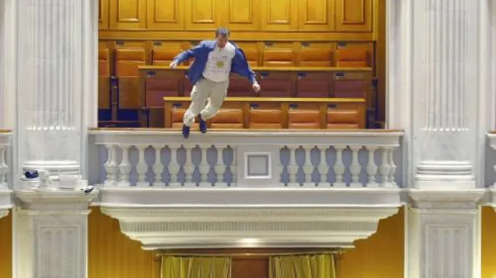 Adrian Sobaru skáče z balkonu v parlamentu
