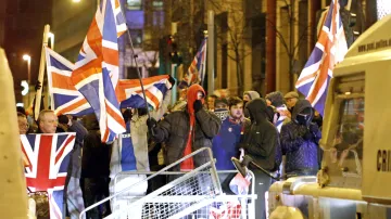 Unionisté demonstrují před radnicí v Bellfastu