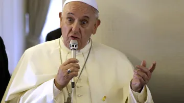 Papež František během brífinku na palubě letadla