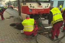 Další nehoda tramvaje v Brně. Vykolejila a zastavila se kousek od domu