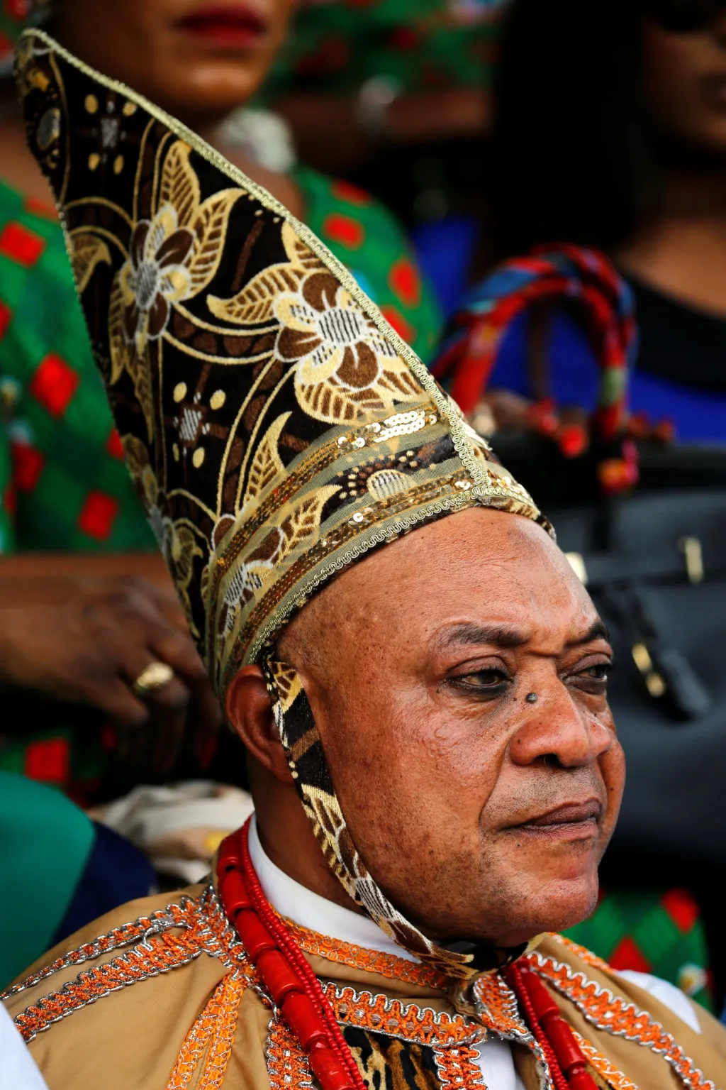 Nigerijský muž si k výročí Dne demokracie oblékl slavnostní šaty s výraznou pokrývkou hlavy
